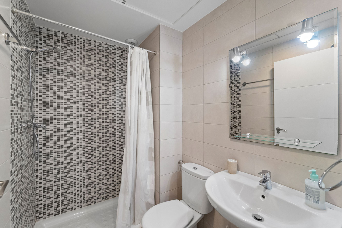 For sale - 2 Bedroom 2 Bathroom Apartment - Middle Floor Apartment in Torrevieja - Aguas Nuevas  - Alicante