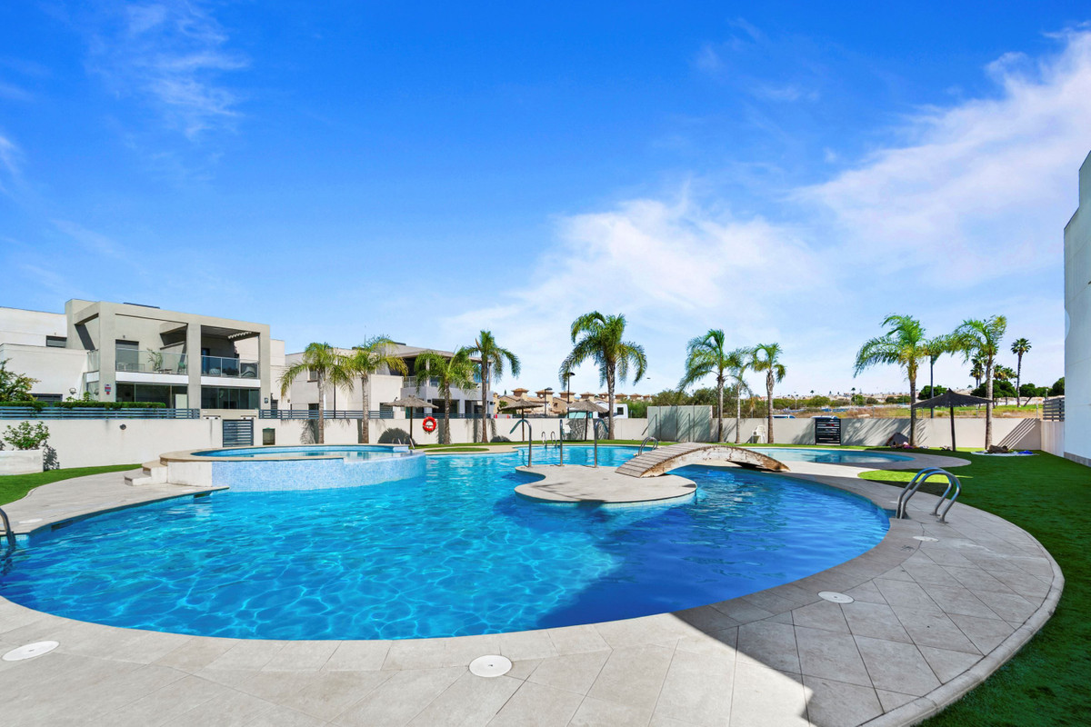For sale - 2 Bedroom 2 Bathroom Apartment - Middle Floor Apartment in Torrevieja - Aguas Nuevas  - Alicante