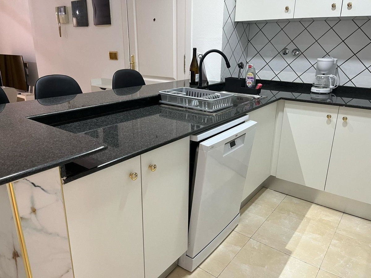 For sale - 2 Bedroom 2 Bathroom Apartment - Middle Floor Apartment in Torrevieja - Torrevieja Centro  - Alicante