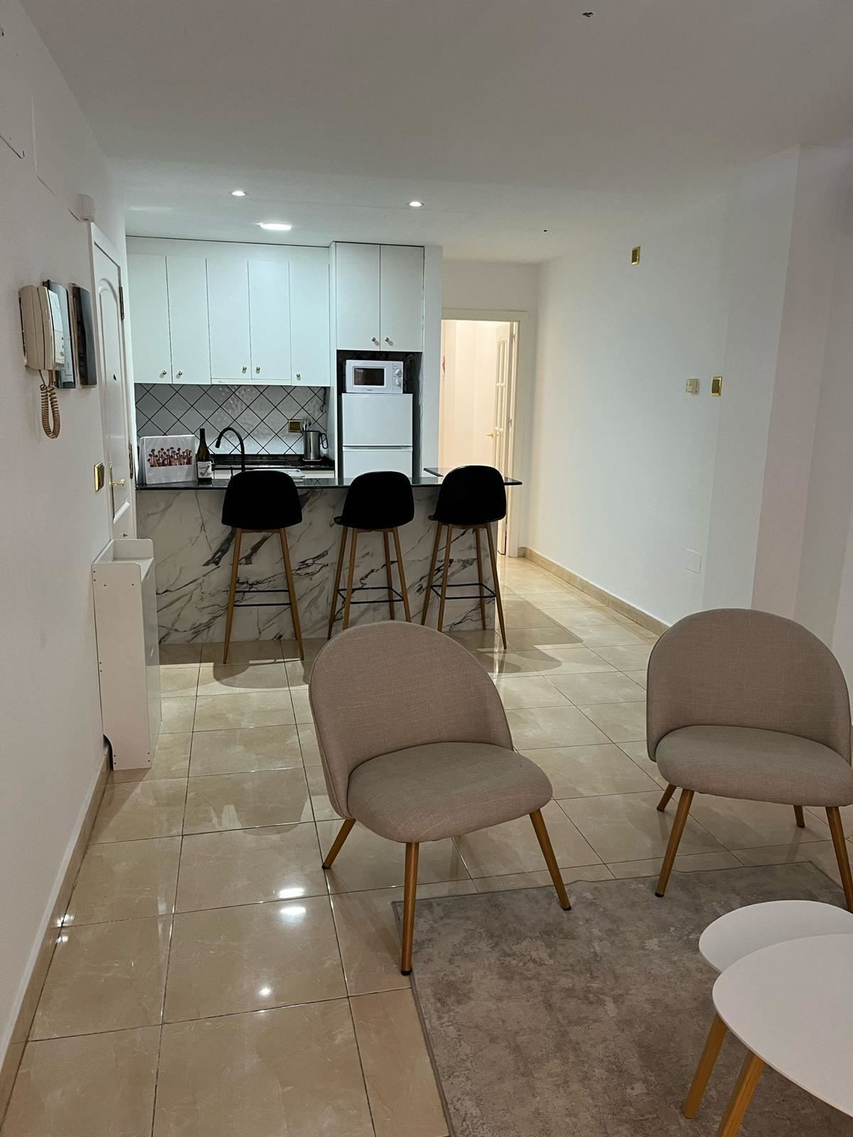 For sale - 2 Bedroom 2 Bathroom Apartment - Middle Floor Apartment in Torrevieja - Torrevieja Centro  - Alicante