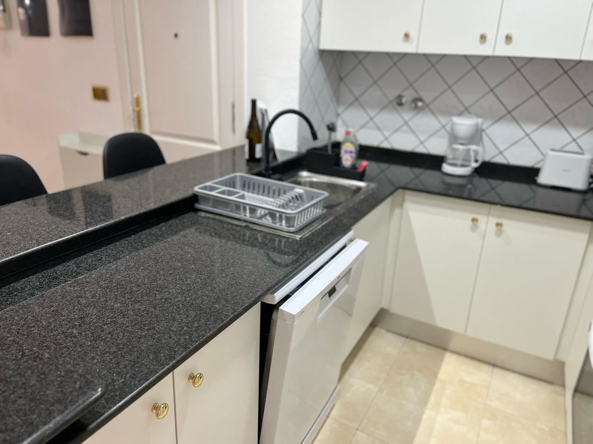 For sale - 2 Bedroom 2 Bathroom Apartment - Middle Floor Apartment in Torrevieja - Torrevieja Centro  - Alicante