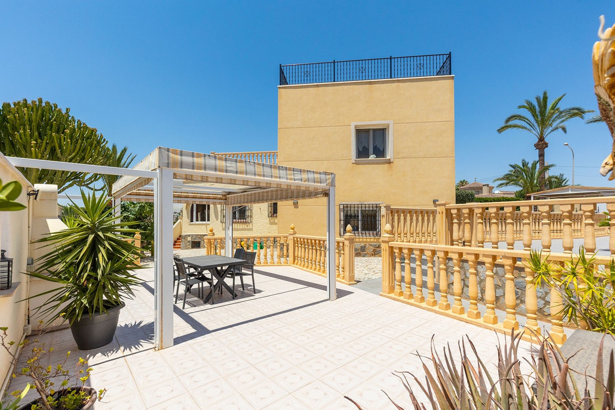 For sale - 3 Bedroom 2 Bathroom House - Detached Villa in Rojales - Ciudad Quesada  - Alicante