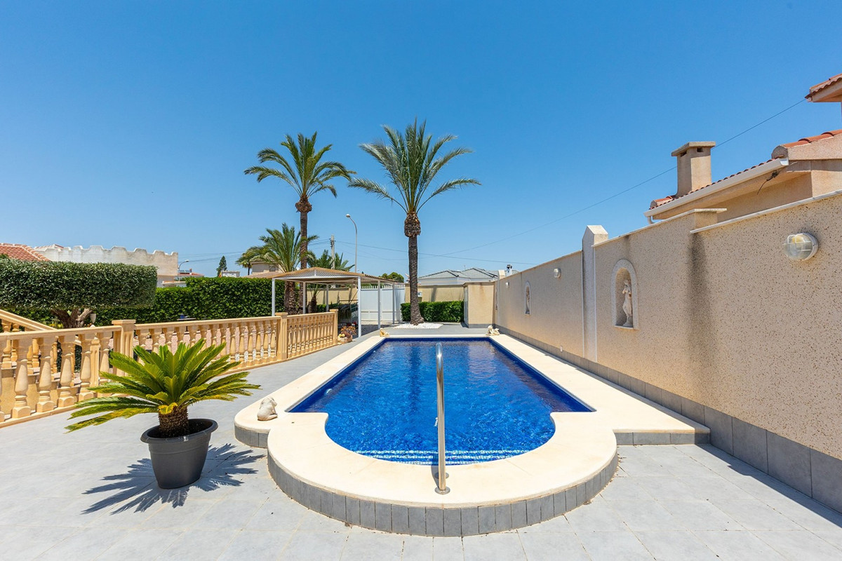 For sale - 3 Bedroom 2 Bathroom House - Detached Villa in Rojales - Ciudad Quesada  - Alicante