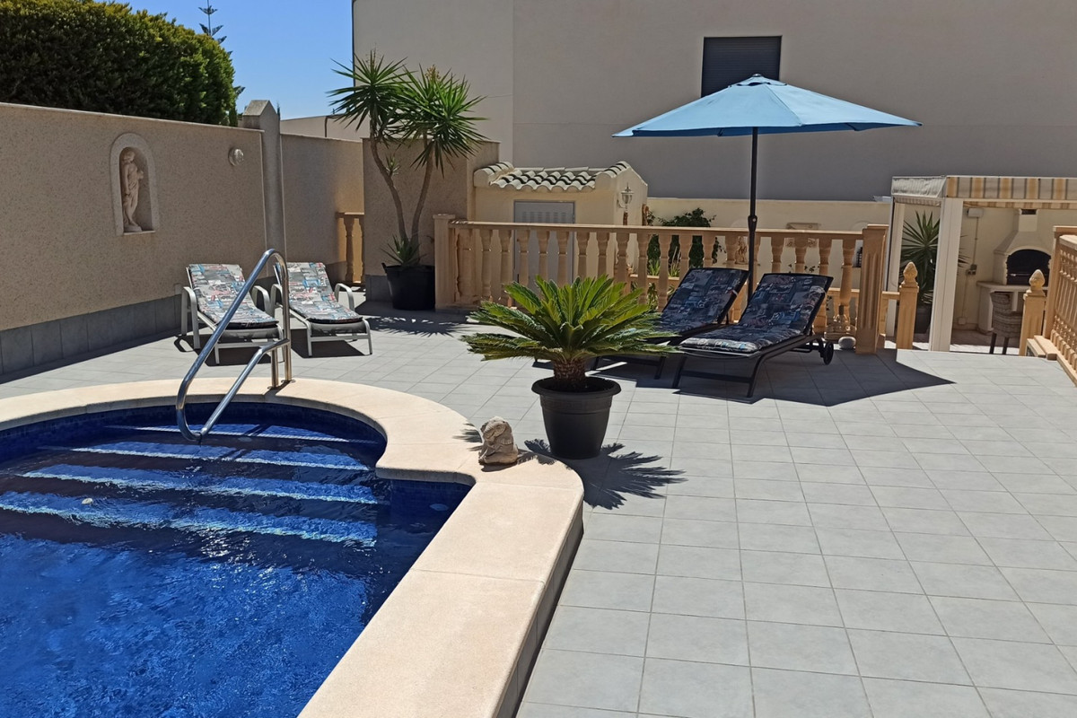 For sale - 3 Bedroom 2 Bathroom House - Detached Villa in Rojales - Ciudad Quesada  - Alicante