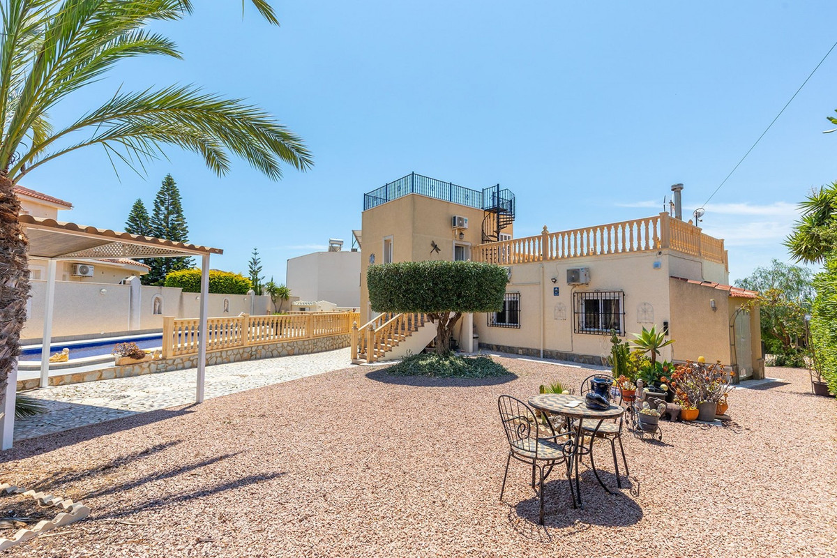For sale - 3 Bedroom 2 Bathroom House - Detached Villa in Rojales - Ciudad Quesada  - Alicante