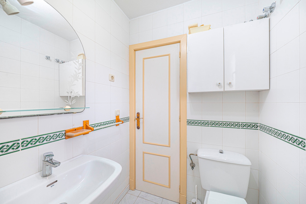 For sale - 2 Bedroom 1 Bathroom Apartment - Top Floor Apartment in Torrevieja - Torrevieja Centro  - Alicante