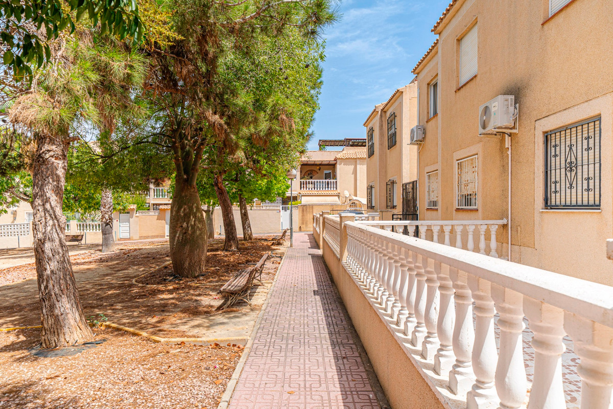 For sale - 2 Bedroom 1 Bathroom Apartment - Top Floor Apartment in Torrevieja - Torrevieja Centro  - Alicante