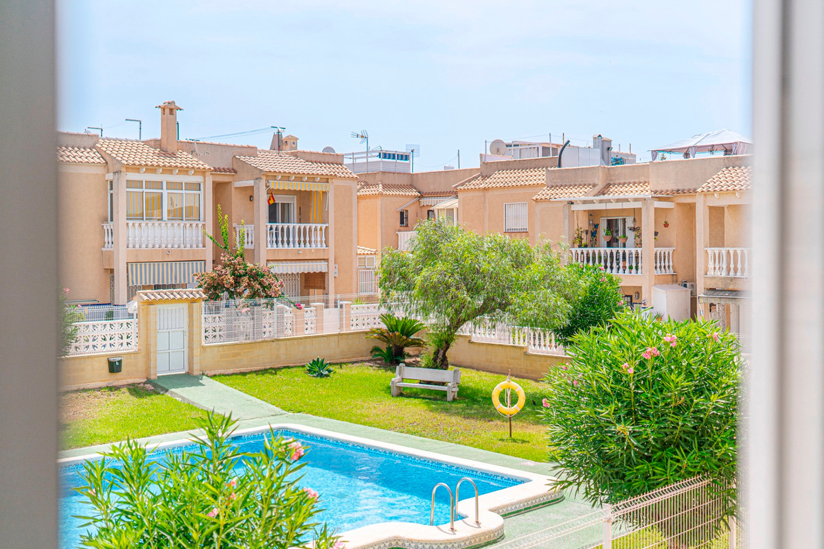 For sale - 2 Bedroom 1 Bathroom Apartment - Top Floor Apartment in Torrevieja - Torrevieja Centro  - Alicante