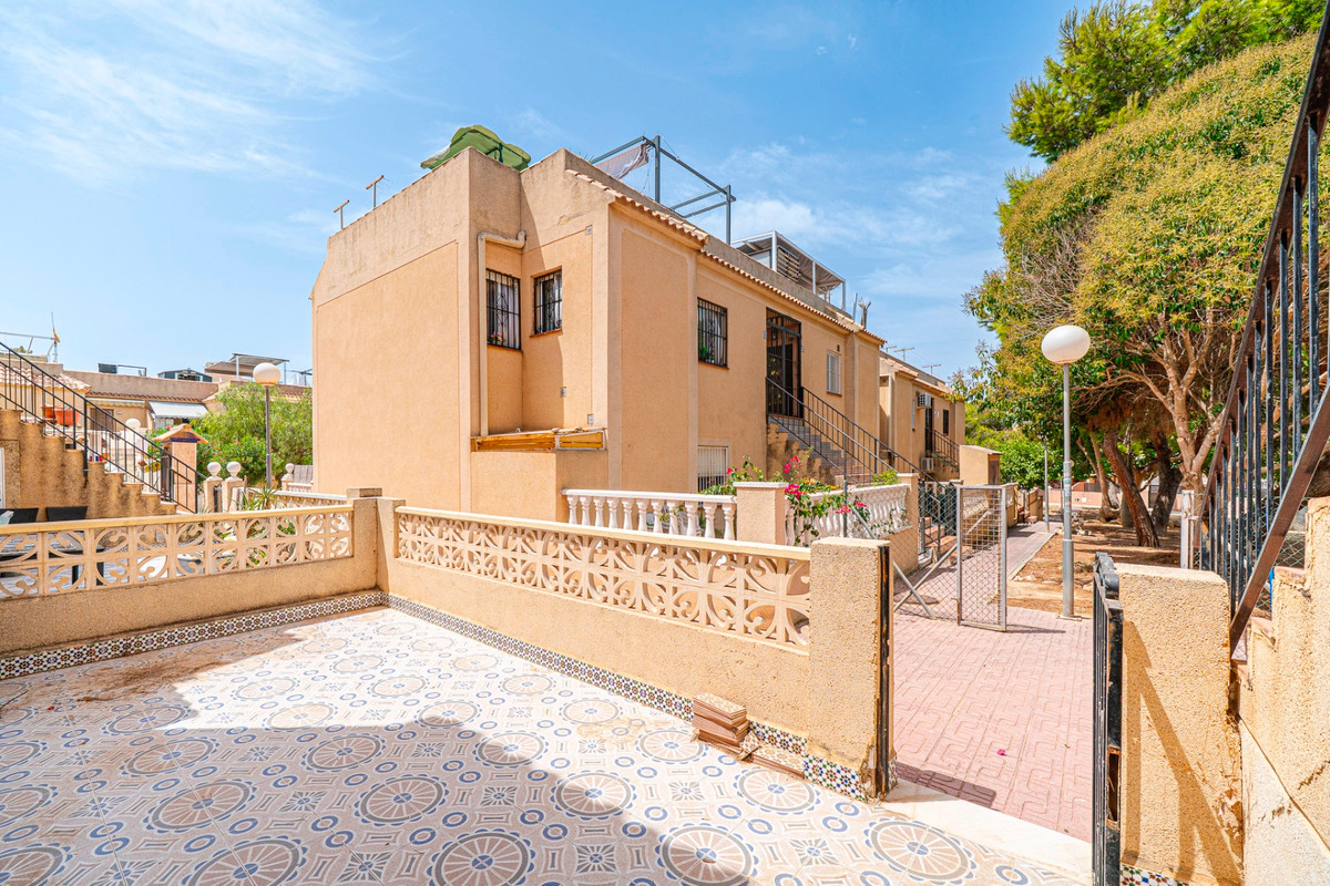 For sale - 2 Bedroom 1 Bathroom Apartment - Top Floor Apartment in Torrevieja - Torrevieja Centro  - Alicante