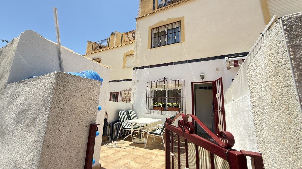 For sale - 3 Bedroom 2 Bathroom Townhouse in La Zenia - La Zenia  - Alicante