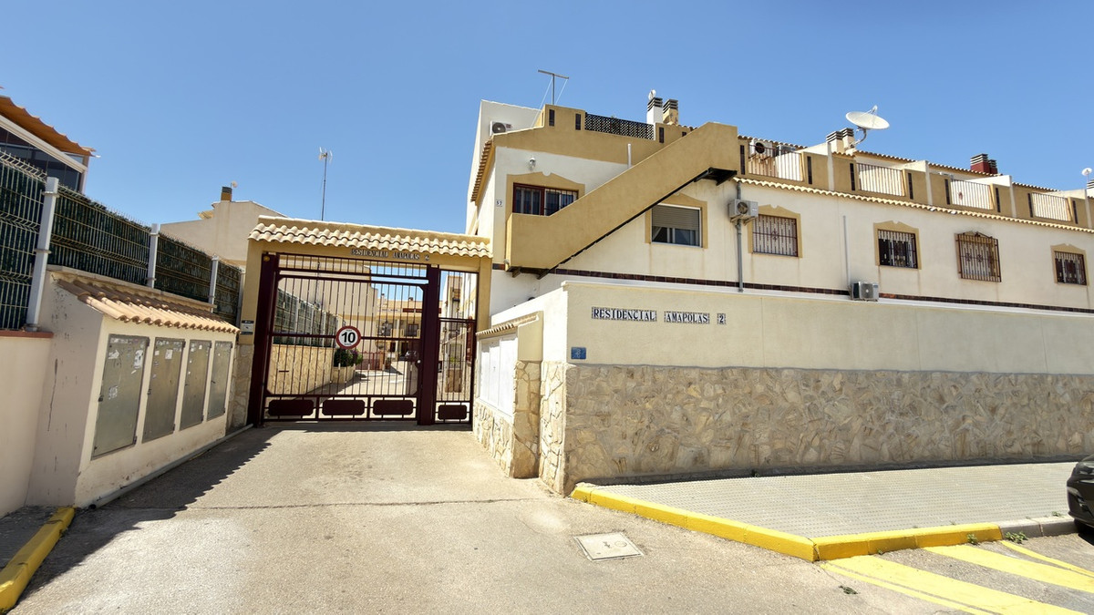 For sale - 3 Bedroom 2 Bathroom Townhouse in La Zenia - La Zenia  - Alicante