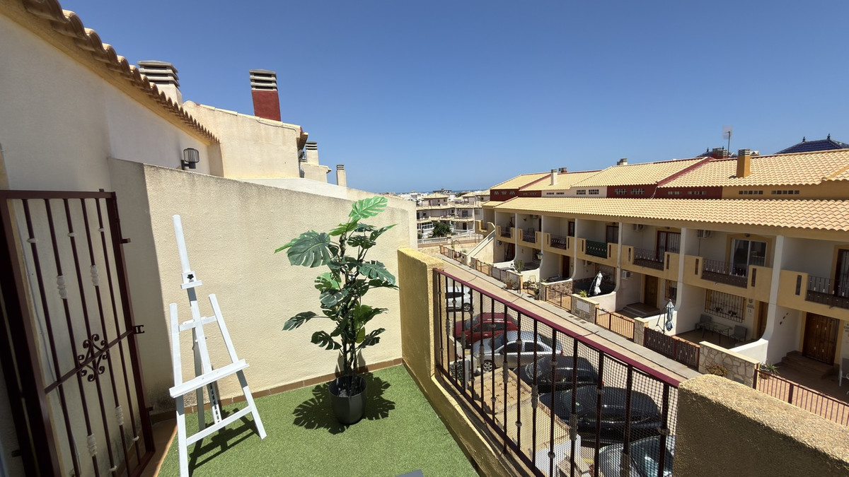 For sale - 3 Bedroom 2 Bathroom Townhouse in La Zenia  - La Zenia  - Alicante