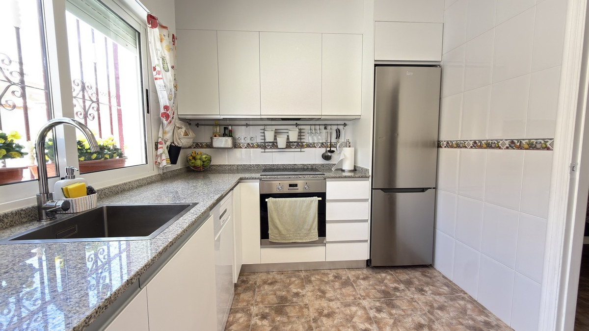 For sale - 3 Bedroom 2 Bathroom Townhouse in La Zenia - La Zenia  - Alicante
