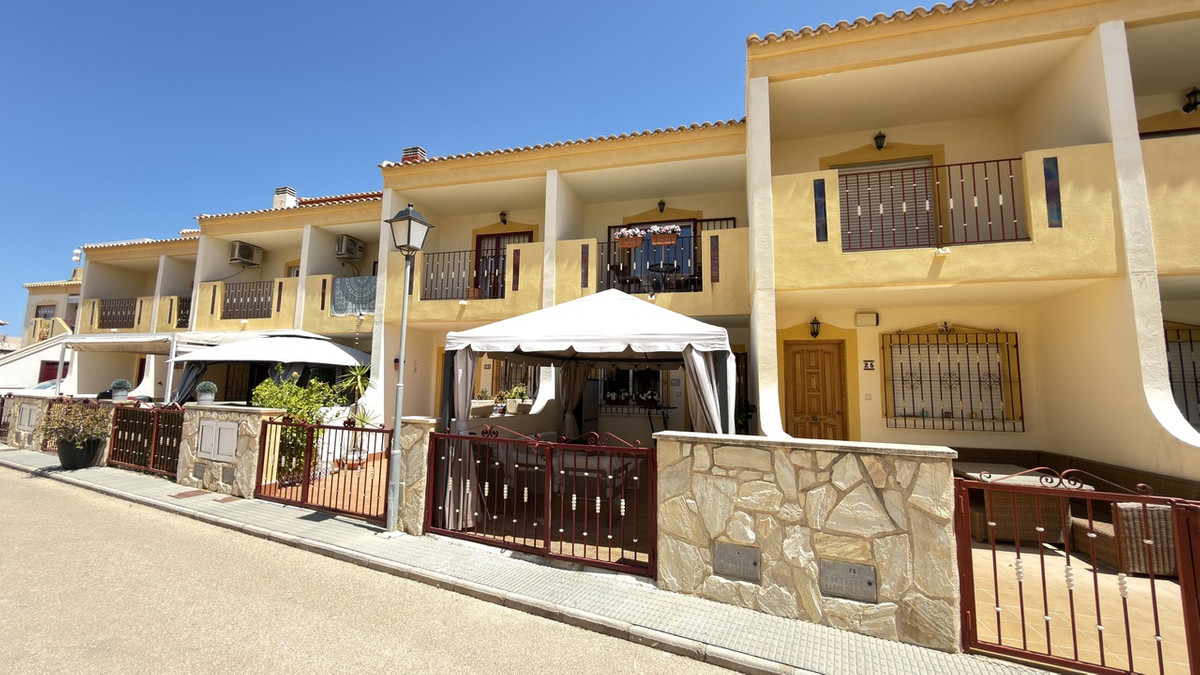 For sale - 3 Bedroom 2 Bathroom Townhouse in La Zenia  - La Zenia  - Alicante