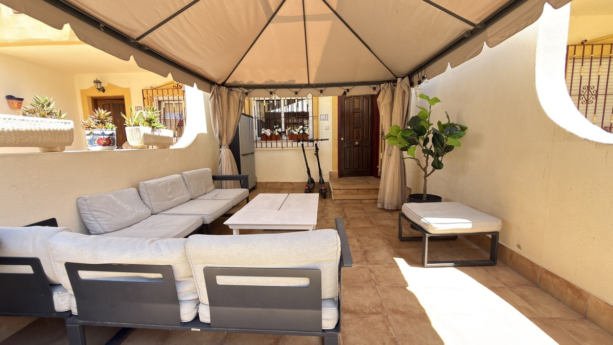 For sale - 3 Bedroom 2 Bathroom Townhouse in La Zenia - La Zenia  - Alicante