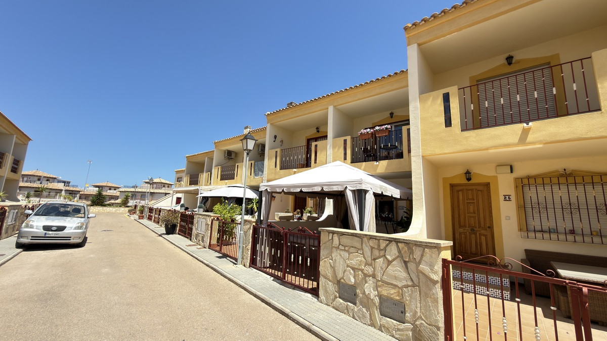 For sale - 3 Bedroom 2 Bathroom Townhouse in La Zenia - La Zenia  - Alicante