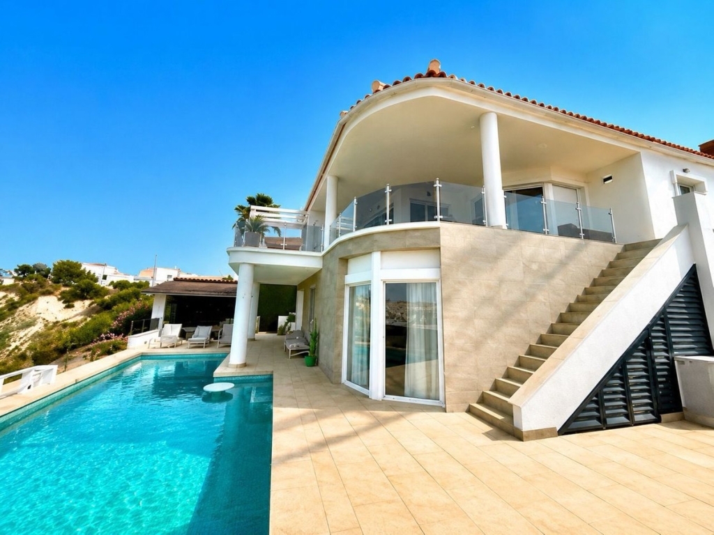 4 Bedroom 5 Bathroom House - Detached Villa in Rojales