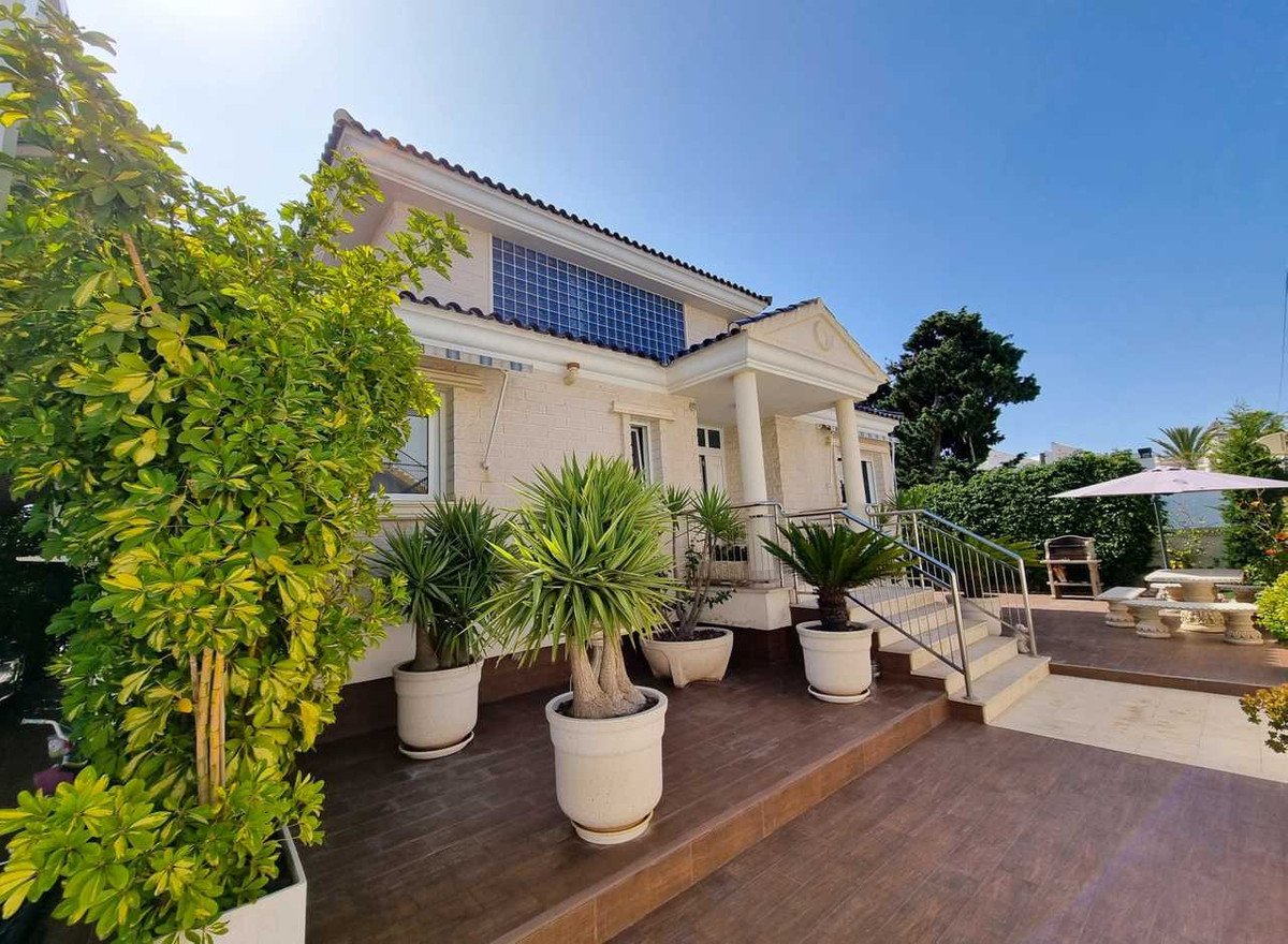 For sale - 5 Bedroom 5 Bathroom House - Detached Villa in Torrevieja - La Mata  - Alicante