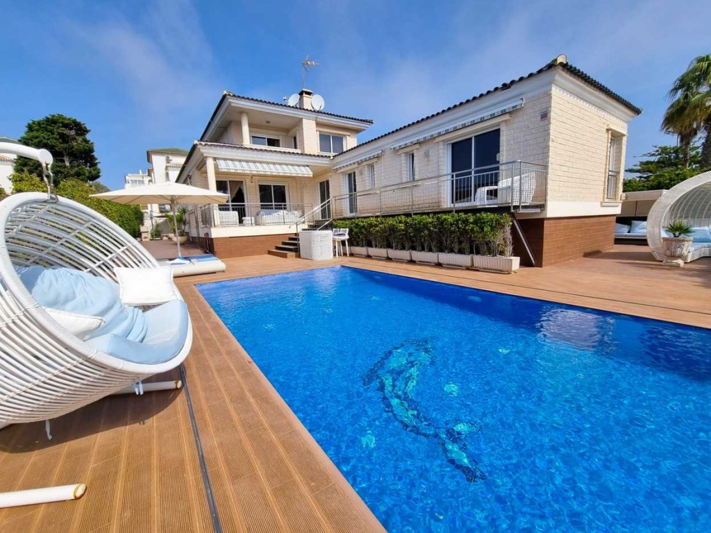 5 Bedroom 5 Bathroom House - Detached Villa in Torrevieja