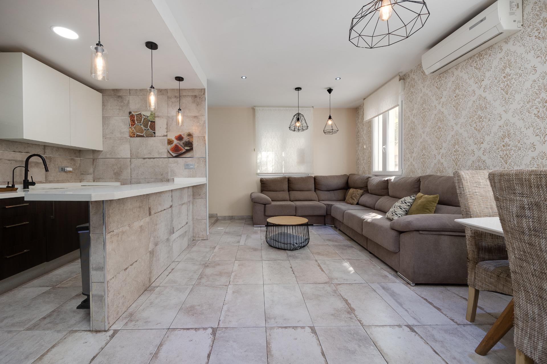 Resale - 3 Bedroom 1 Bathroom Town House in Torrevieja - Centro  - Alicante