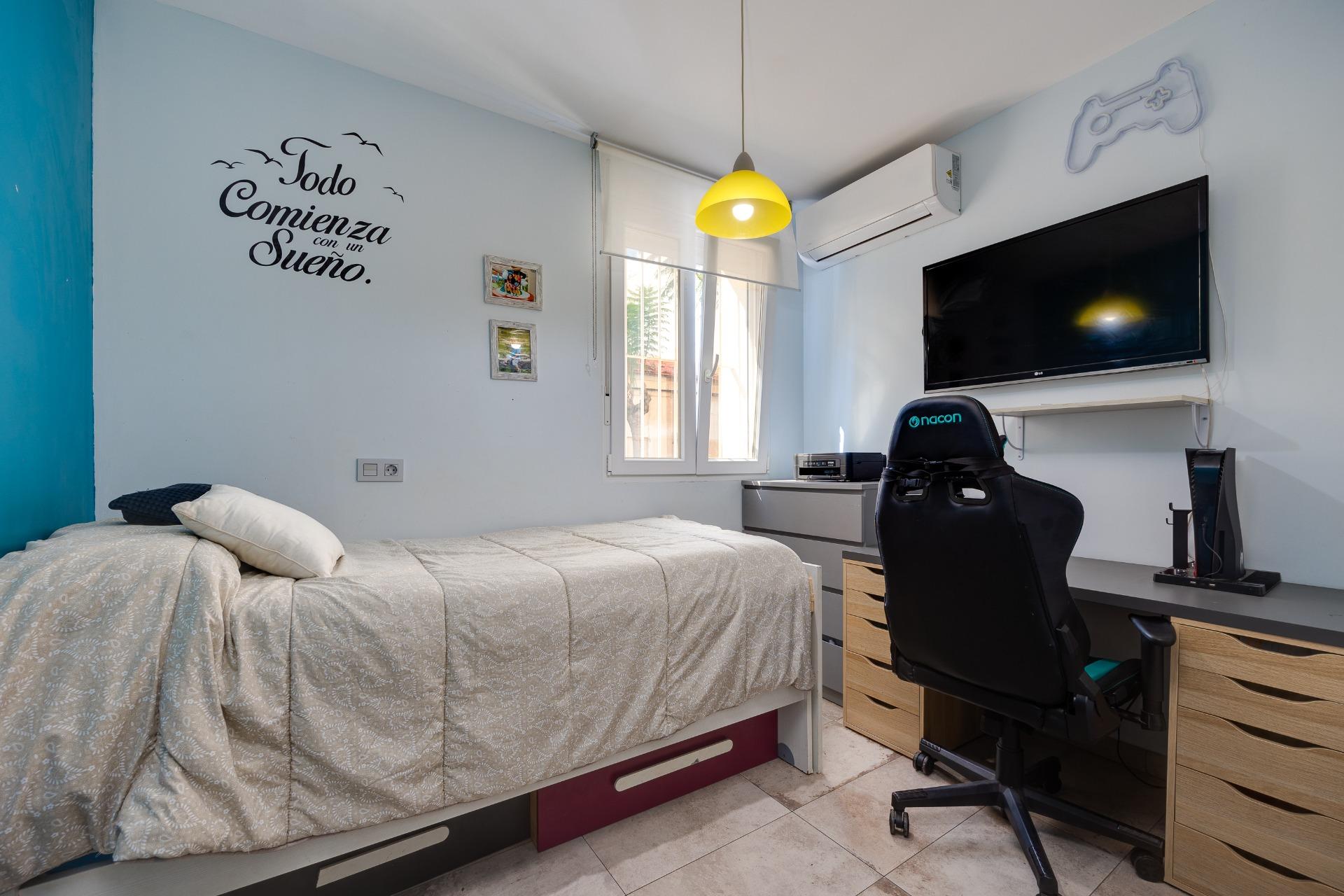 Resale - 3 Bedroom 1 Bathroom Town House in Torrevieja - Centro  - Alicante