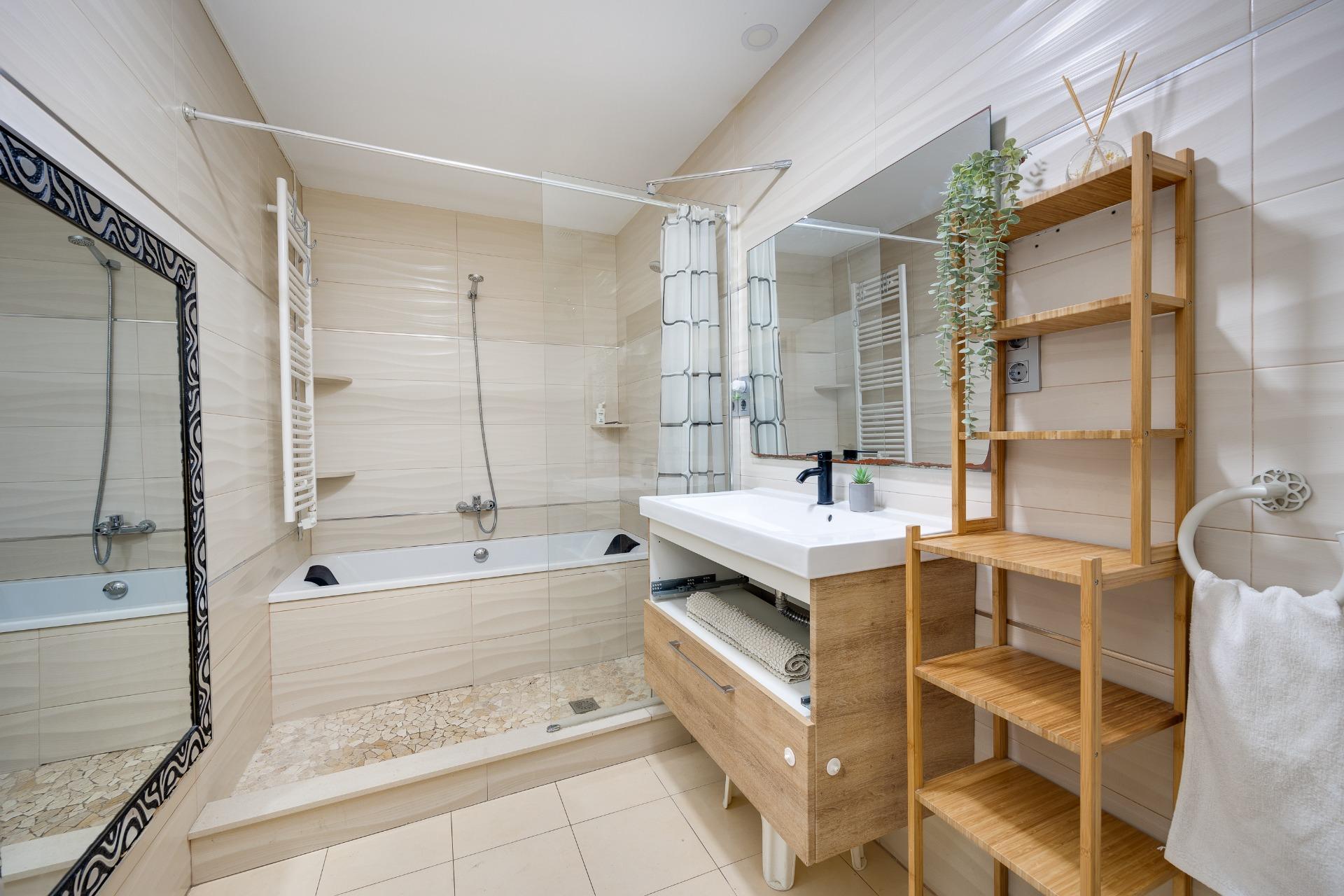Resale - 3 Bedroom 1 Bathroom Town House in Torrevieja - Centro  - Alicante