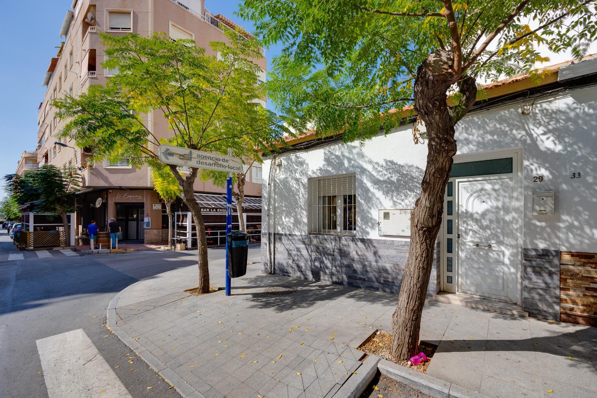 Resale - 3 Bedroom 1 Bathroom Town House in Torrevieja - Centro  - Alicante