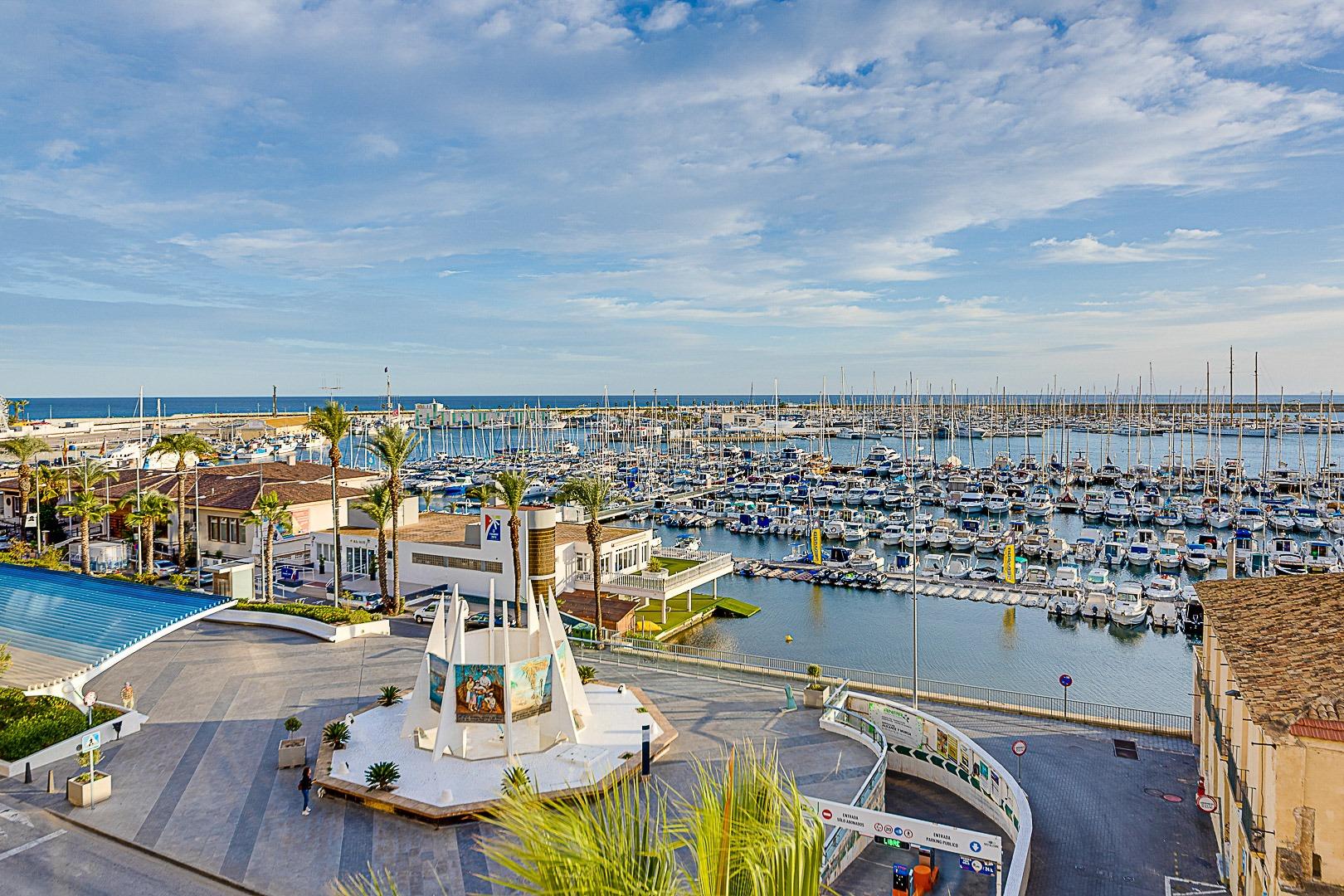 Resale - 3 Bedroom 1 Bathroom Town House in Torrevieja - Centro  - Alicante