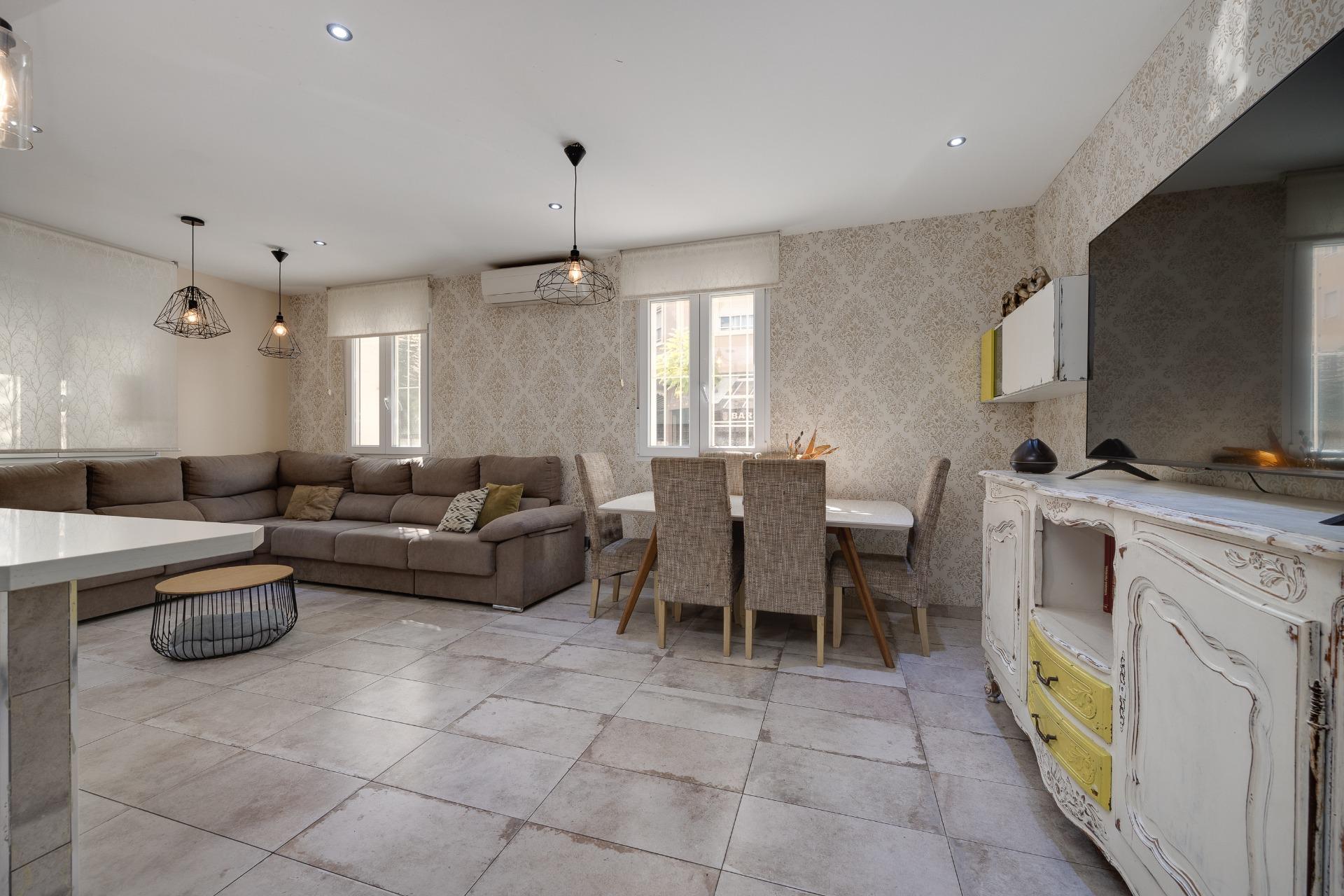 Resale - 3 Bedroom 1 Bathroom Town House in Torrevieja - Centro  - Alicante