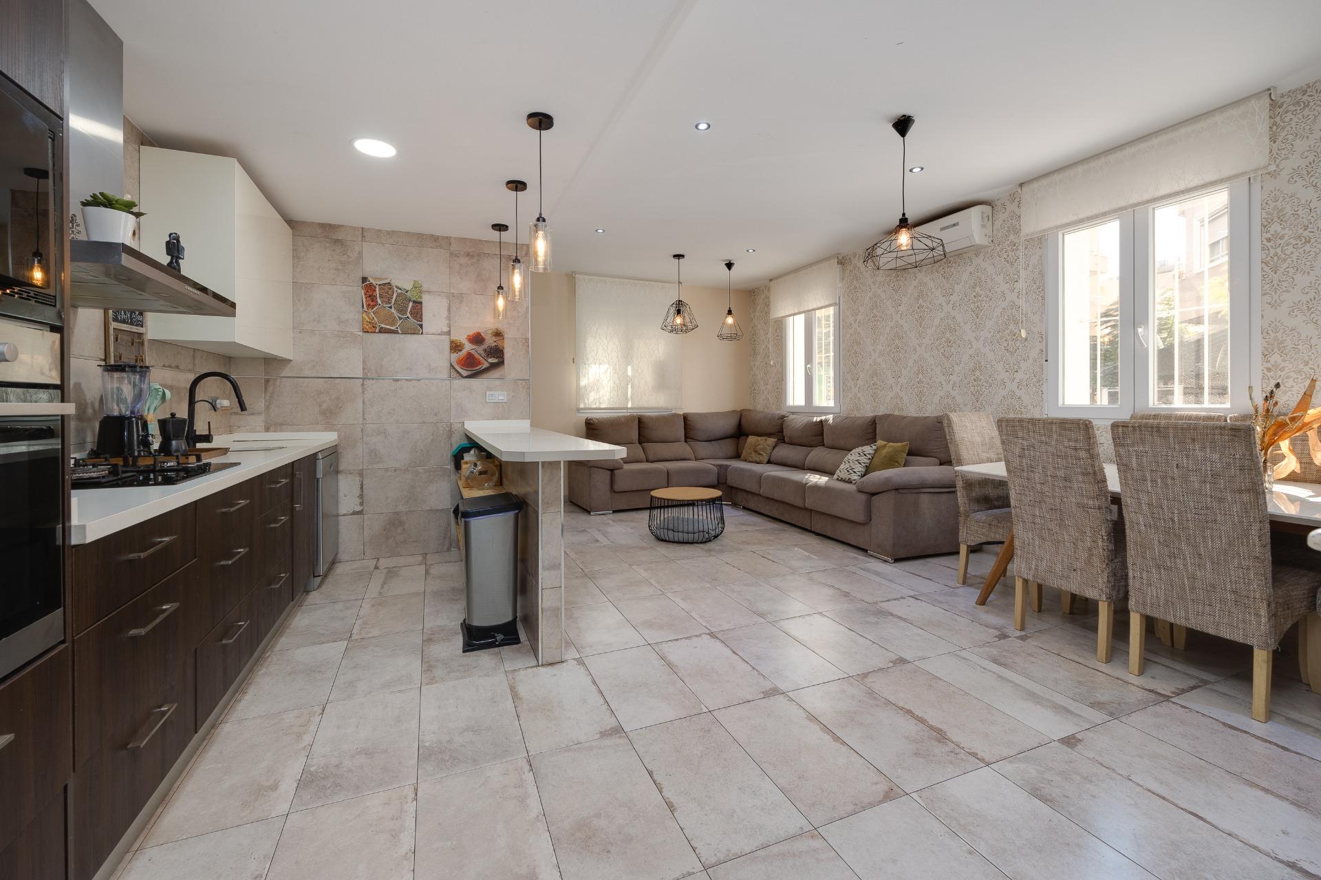 Resale - 3 Bedroom 1 Bathroom Town House in Torrevieja - Centro  - Alicante