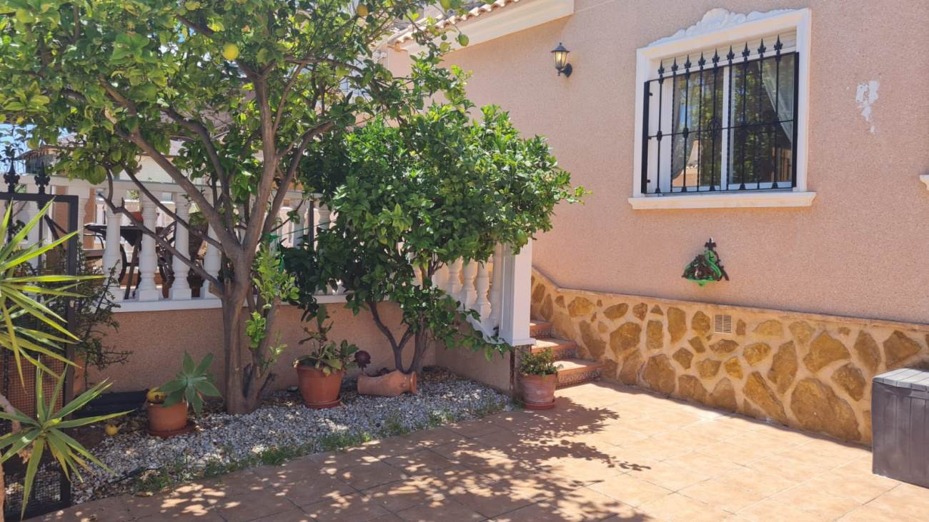 Resale - 3 Bedroom 2 Bathroom Villa in Villamartin - Costa Blanca  - Alicante