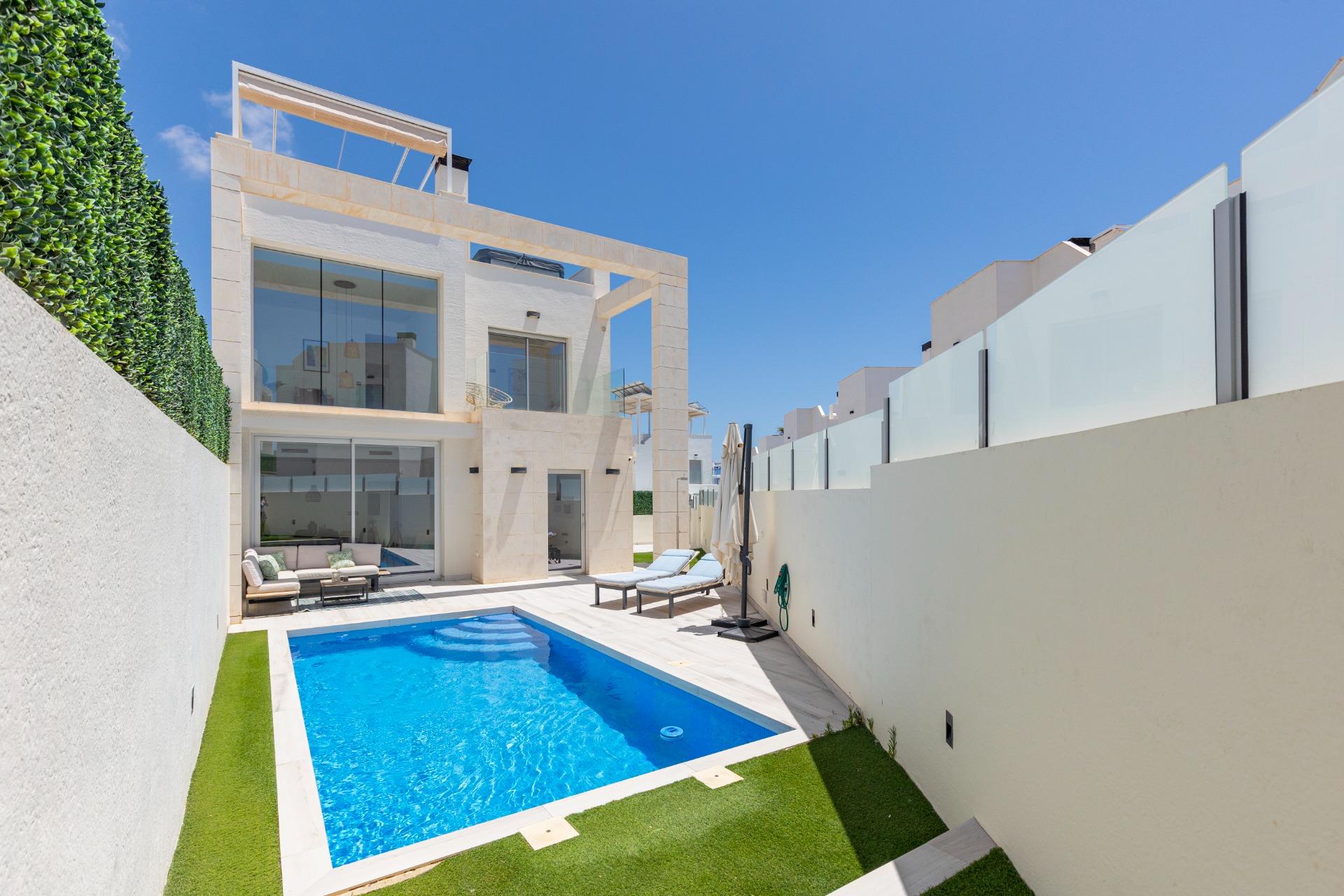 Resale - 3 Bedroom 3 Bathroom Villa in Orihuela Costa - Lomas De Cabo Roig  - Alicante