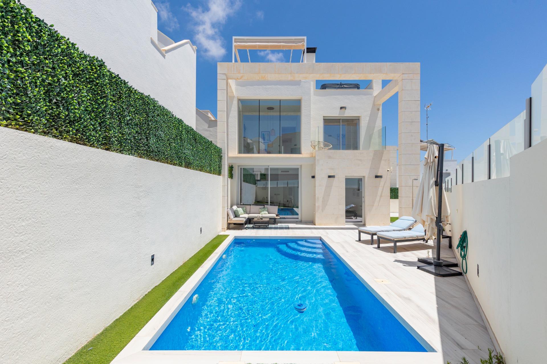 Resale - 3 Bedroom 3 Bathroom Villa in Orihuela Costa - Lomas De Cabo Roig  - Alicante