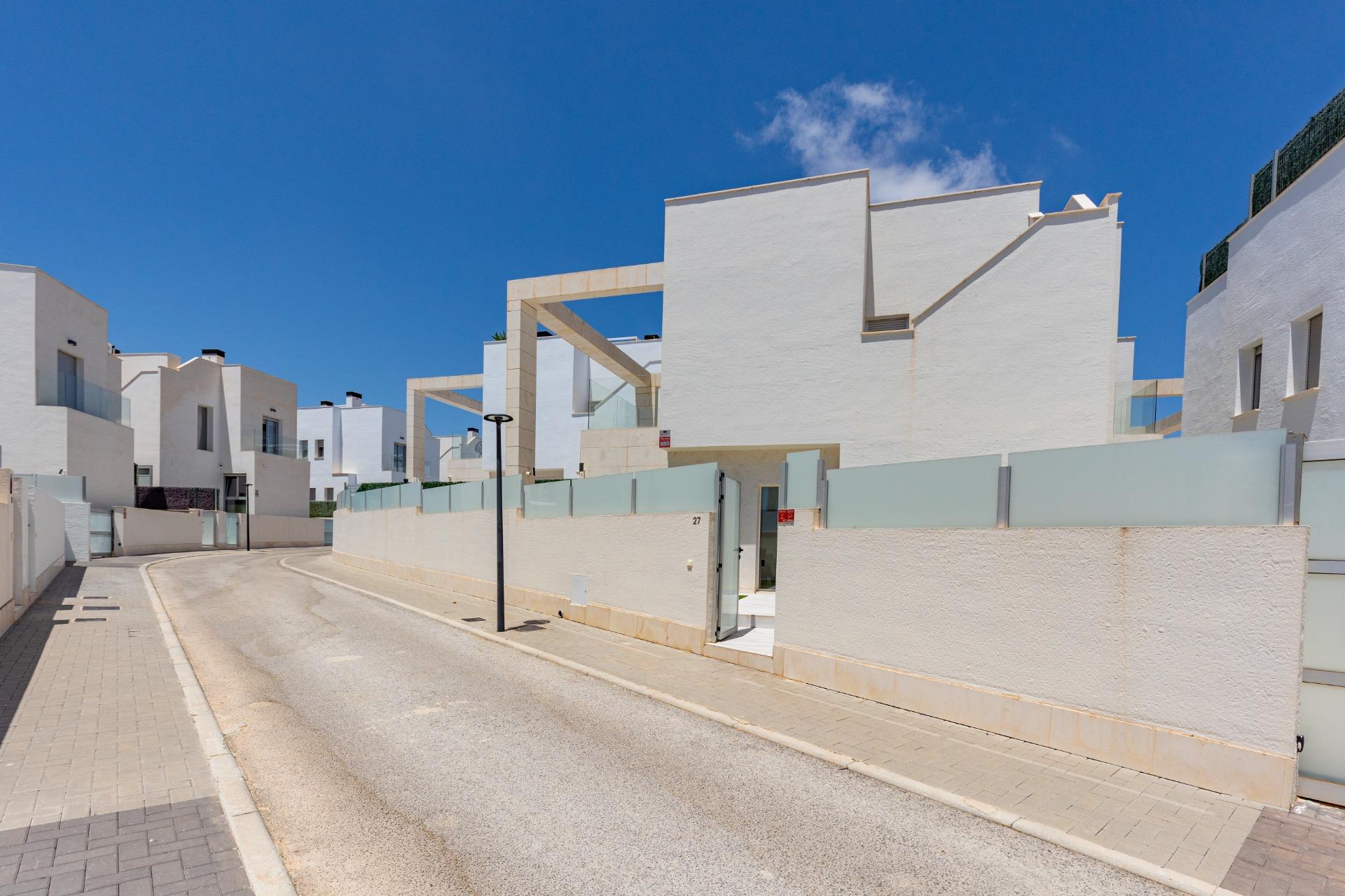 Resale - 3 Bedroom 3 Bathroom Villa in Orihuela Costa - Lomas De Cabo Roig  - Alicante