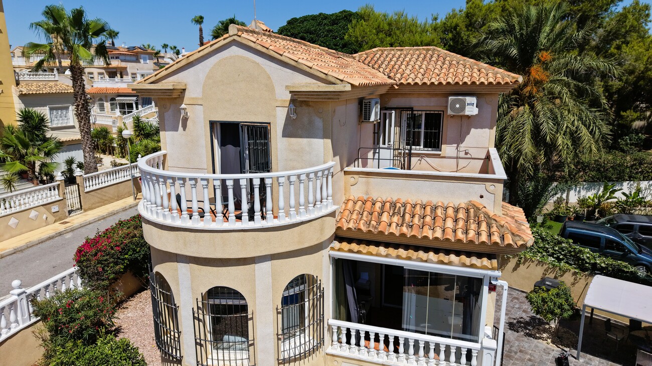 Resale - 3 Bedroom 2 Bathroom Villa in Orihuela Costa - Costa Blanca  - Alicante