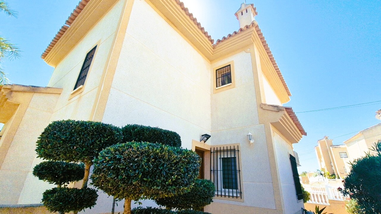 Resale - 3 Bedroom 2 Bathroom Villa in Orihuela Costa - Costa Blanca  - Alicante