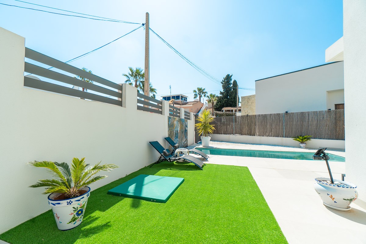 Resale - 3 Bedroom 2 Bathroom Villa in Orihuela Costa - Costa Blanca  - Alicante