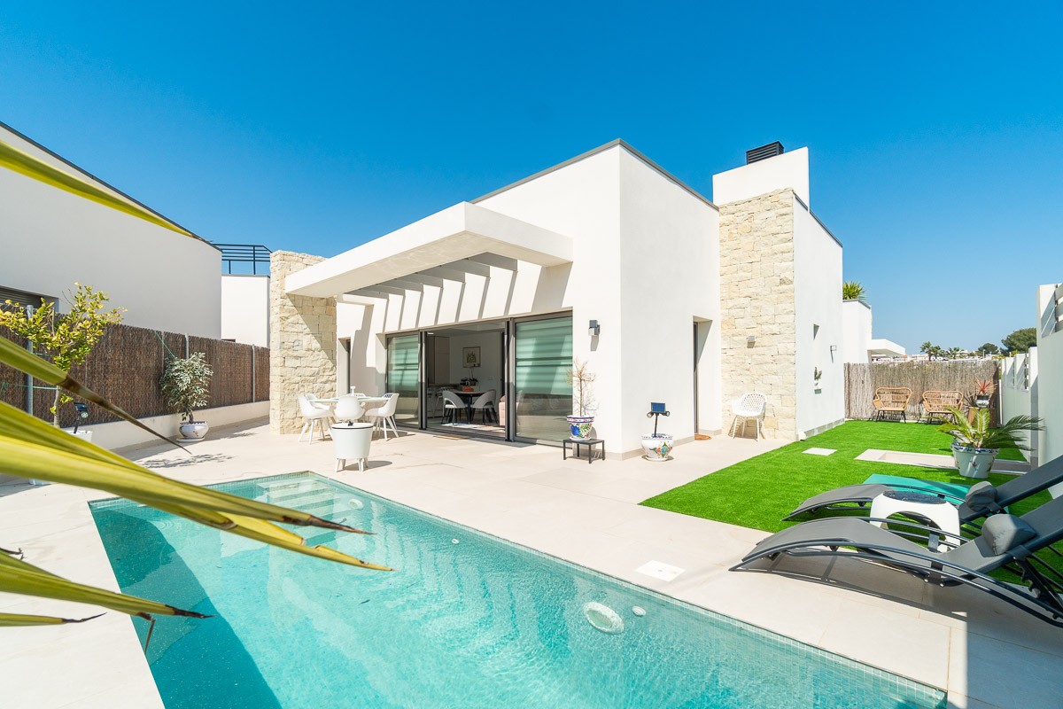 Resale - 3 Bedroom 2 Bathroom Villa in Orihuela Costa - Costa Blanca  - Alicante