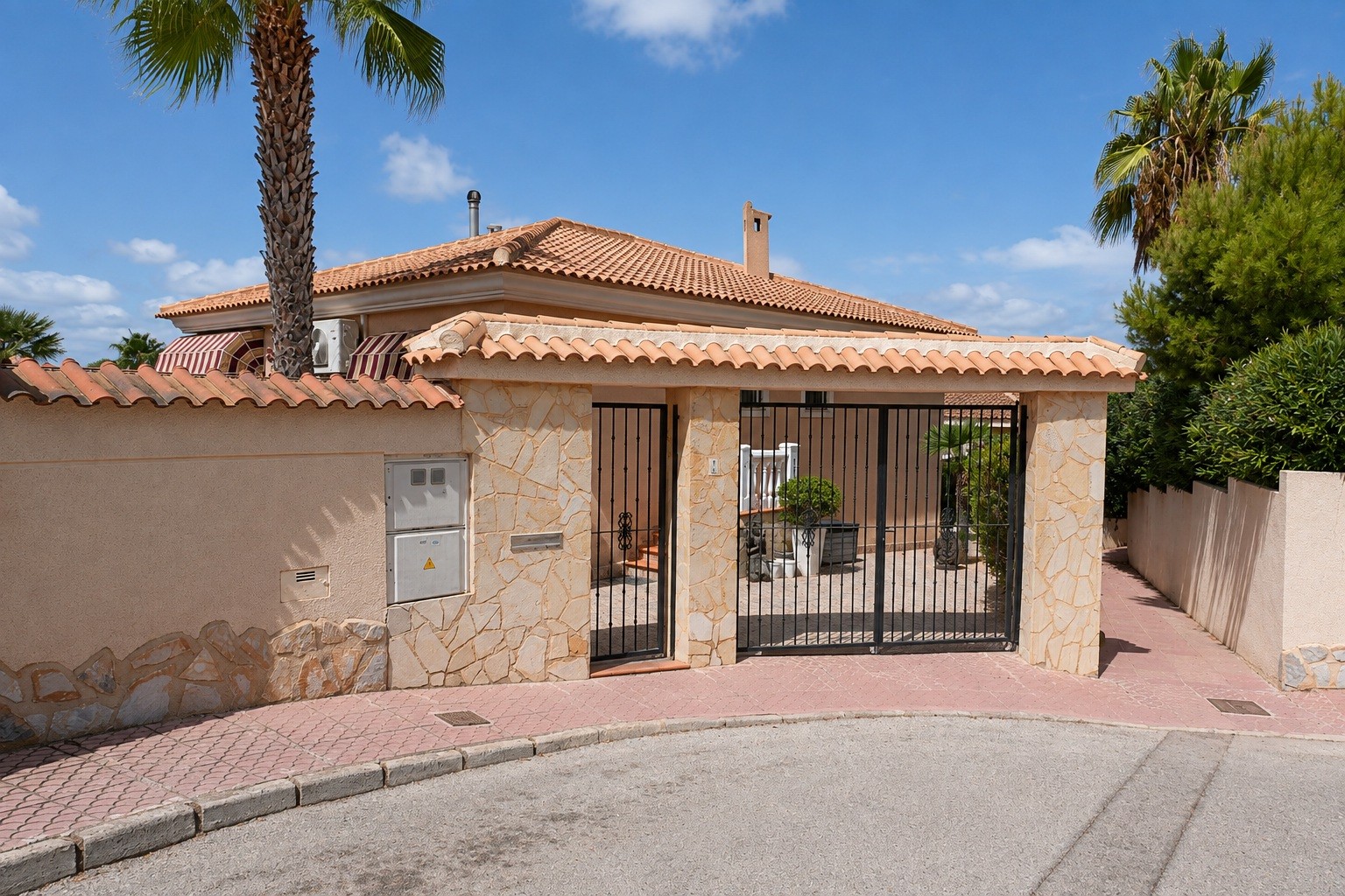 For sale - 4 Bedroom 3 Bathroom Villa in Rojales - Inland  - Alicante
