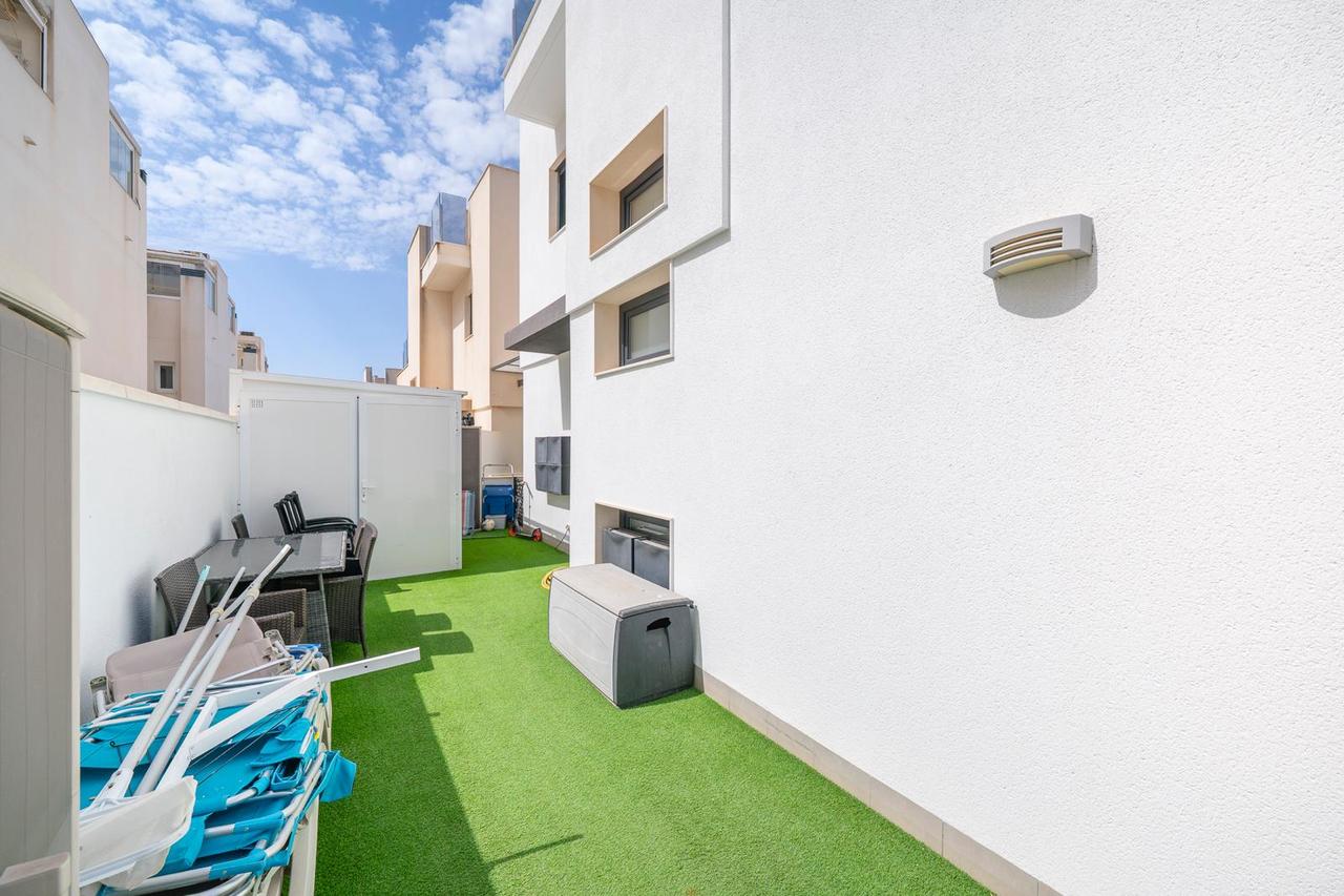 For sale - 5 Bedroom 3 Bathroom Villa in Torrevieja - Costa Blanca  - Alicante