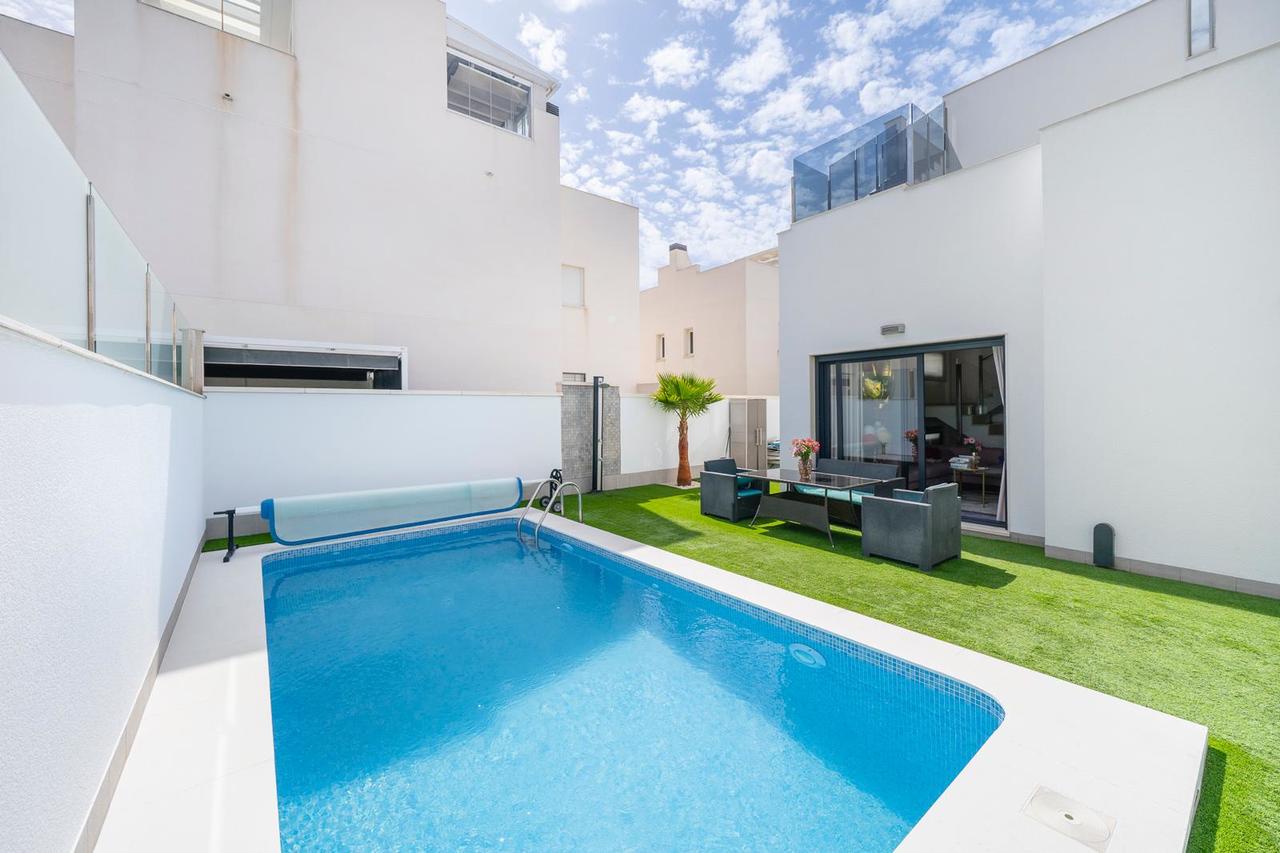 For sale - 5 Bedroom 3 Bathroom Villa in Torrevieja - Costa Blanca  - Alicante