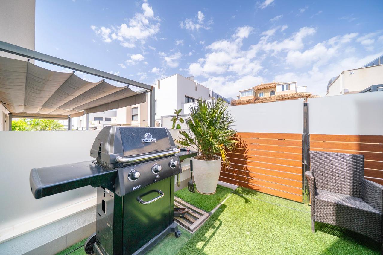 For sale - 5 Bedroom 3 Bathroom Villa in Torrevieja - Costa Blanca  - Alicante