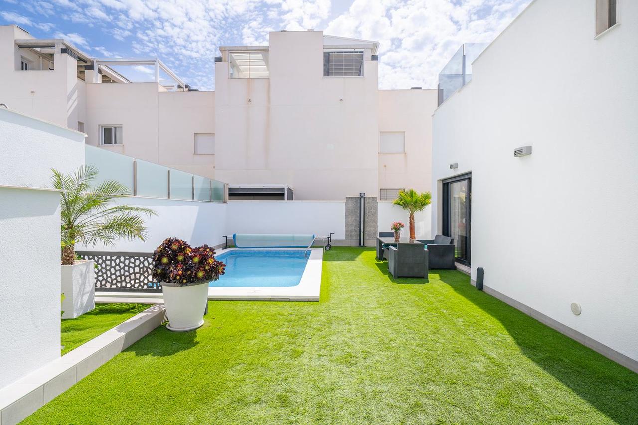 For sale - 5 Bedroom 3 Bathroom Villa in Torrevieja - Costa Blanca  - Alicante