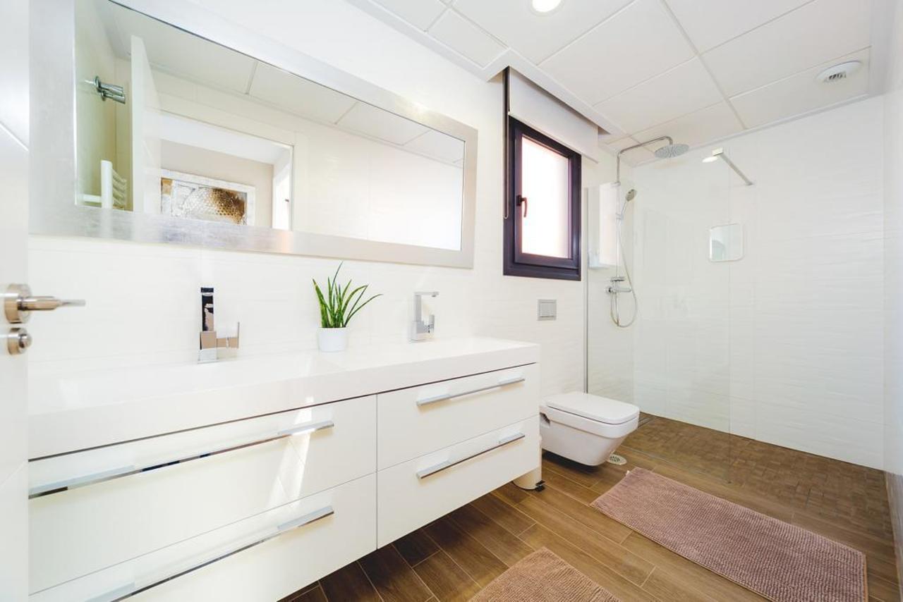For sale - 5 Bedroom 3 Bathroom Villa in Torrevieja - Costa Blanca  - Alicante