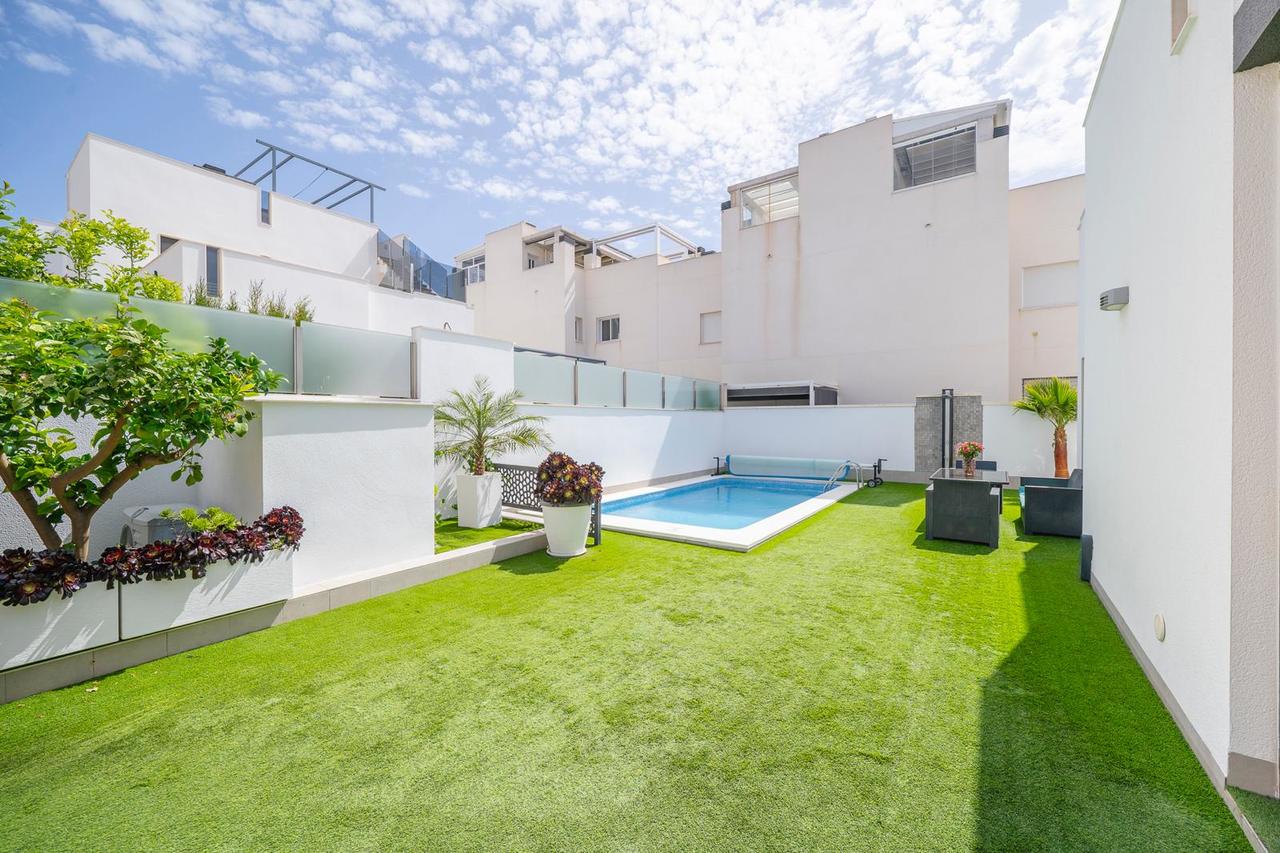 For sale - 5 Bedroom 3 Bathroom Villa in Torrevieja - Costa Blanca  - Alicante