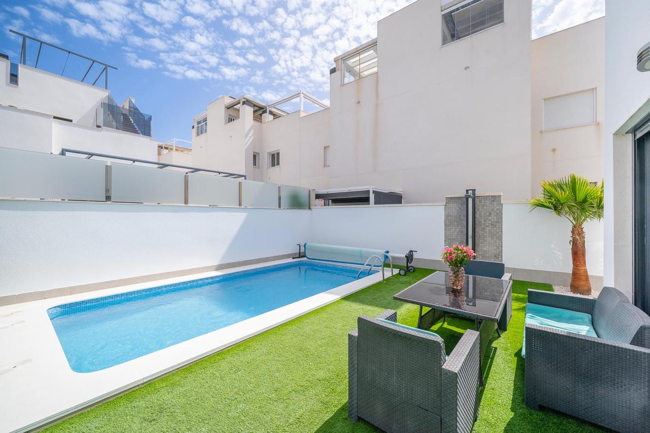 For sale - 5 Bedroom 3 Bathroom Villa in Torrevieja - Costa Blanca  - Alicante