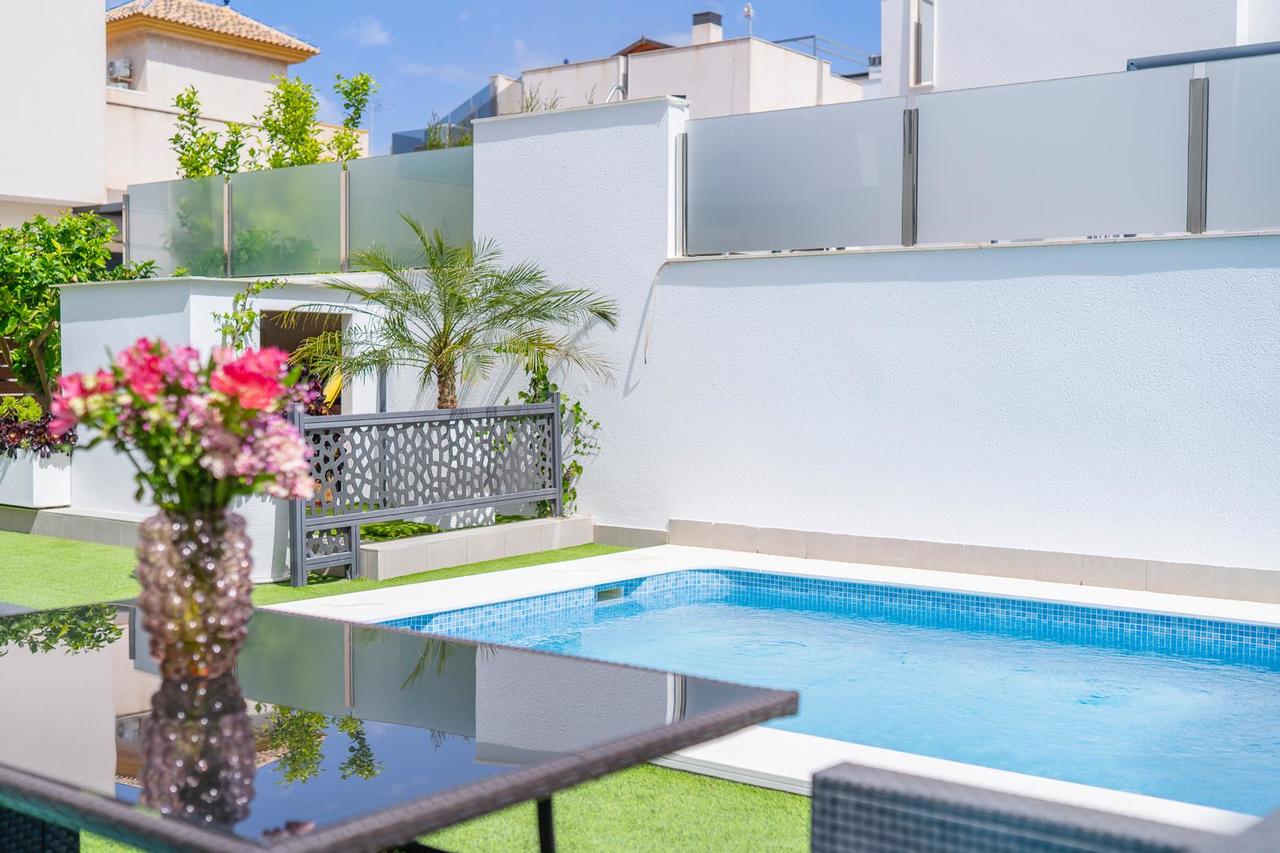 For sale - 5 Bedroom 3 Bathroom Villa in Torrevieja - Costa Blanca  - Alicante