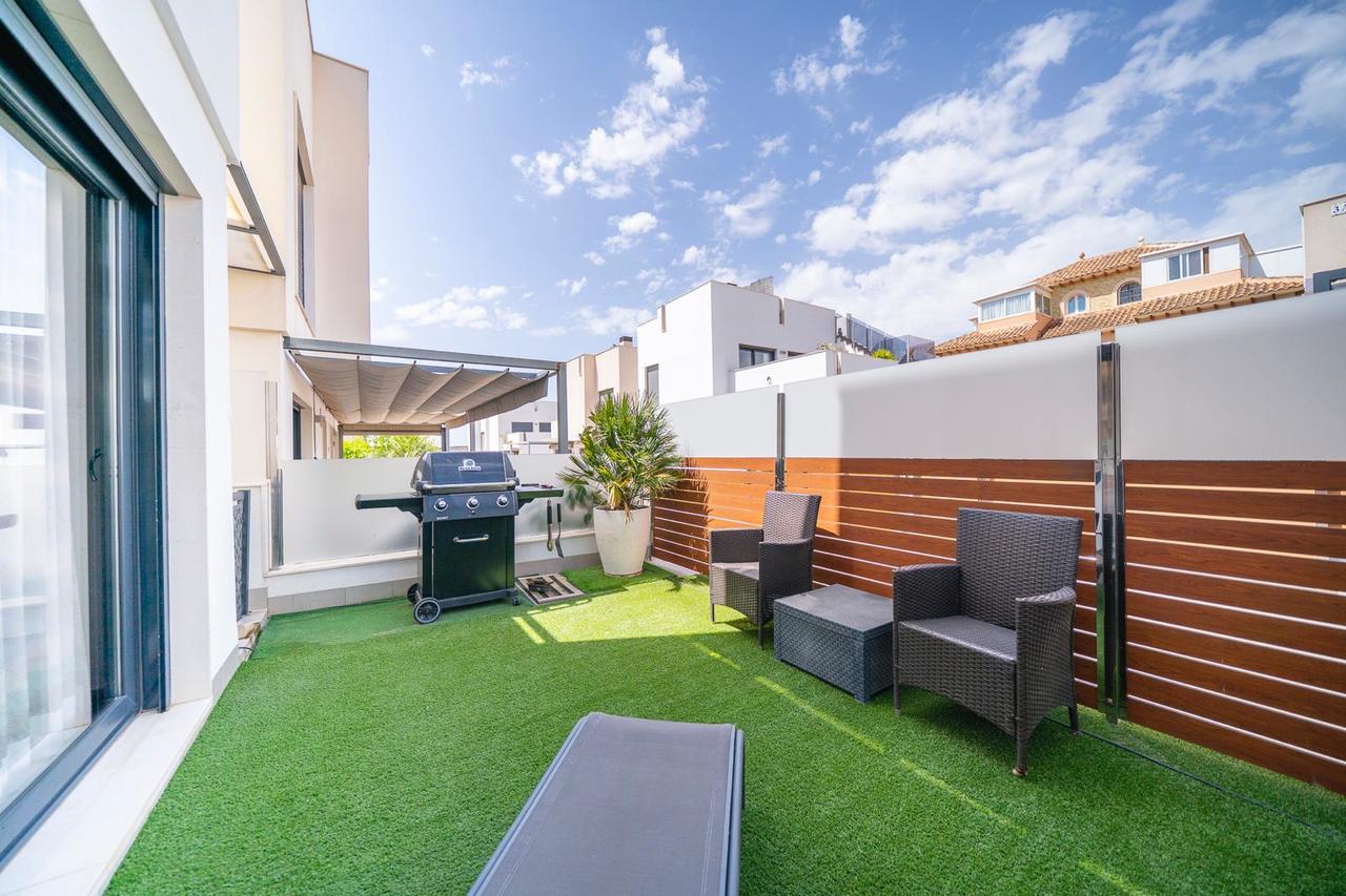 For sale - 5 Bedroom 3 Bathroom Villa in Torrevieja - Costa Blanca  - Alicante