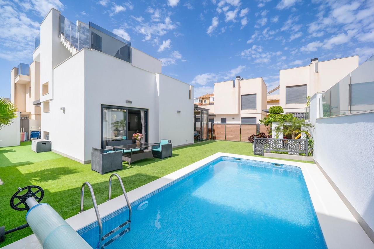 For sale - 5 Bedroom 3 Bathroom Villa in Torrevieja - Costa Blanca  - Alicante