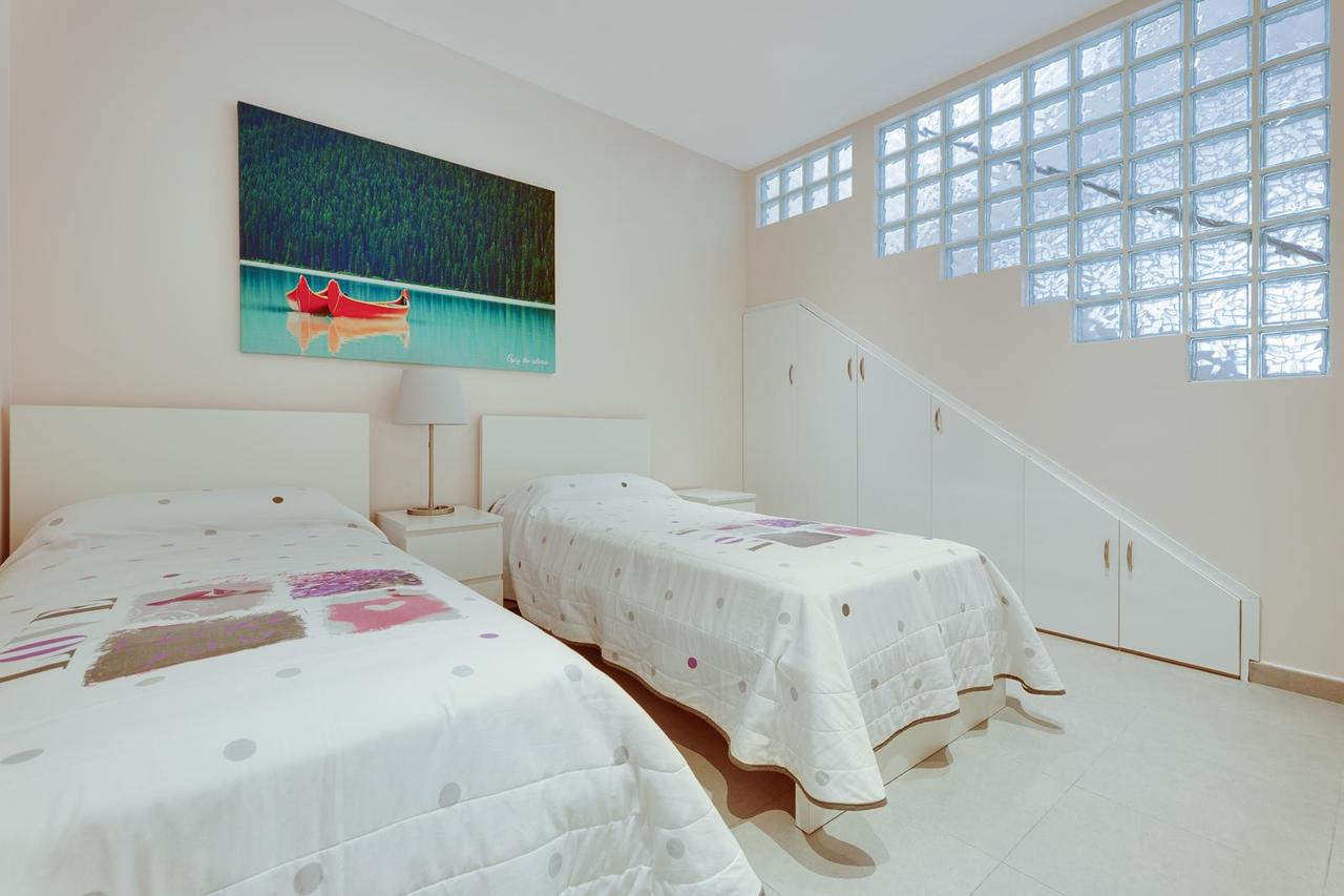 For sale - 5 Bedroom 3 Bathroom Villa in Torrevieja - Costa Blanca  - Alicante